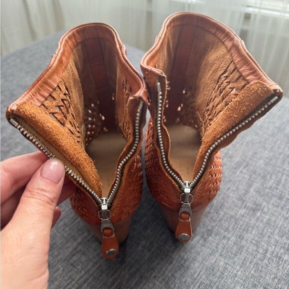 Rag&Bone Leather Newbury Bootie
Boot Tan/Lt.Brown Size 39 - Picture 8 of 16